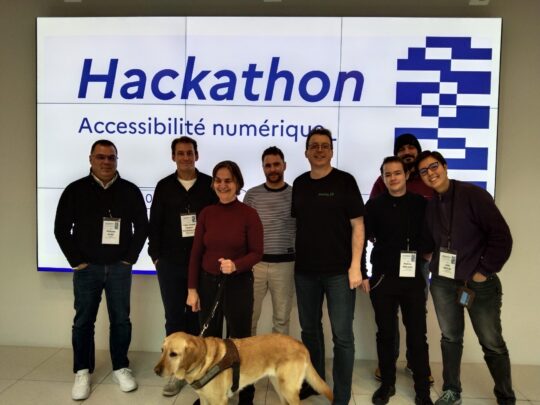 Les membres de l'équipe PDF JS sur scène devant l'écran Hackathon Accessibilité.