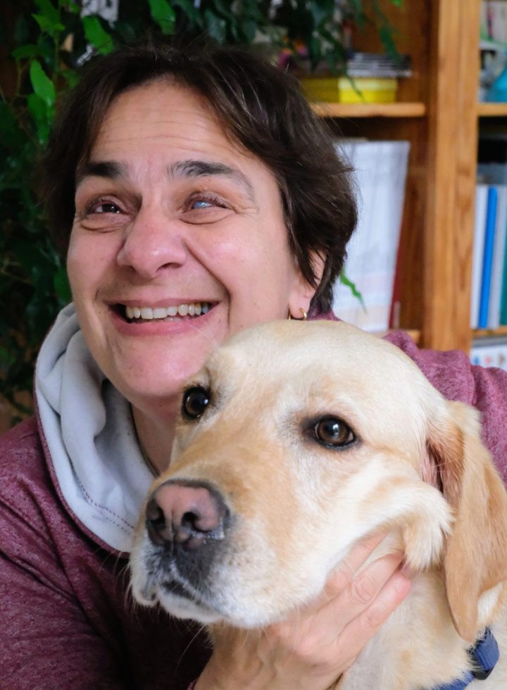 Moi souriante avec Shiva, ma chienne guide labrador / golden